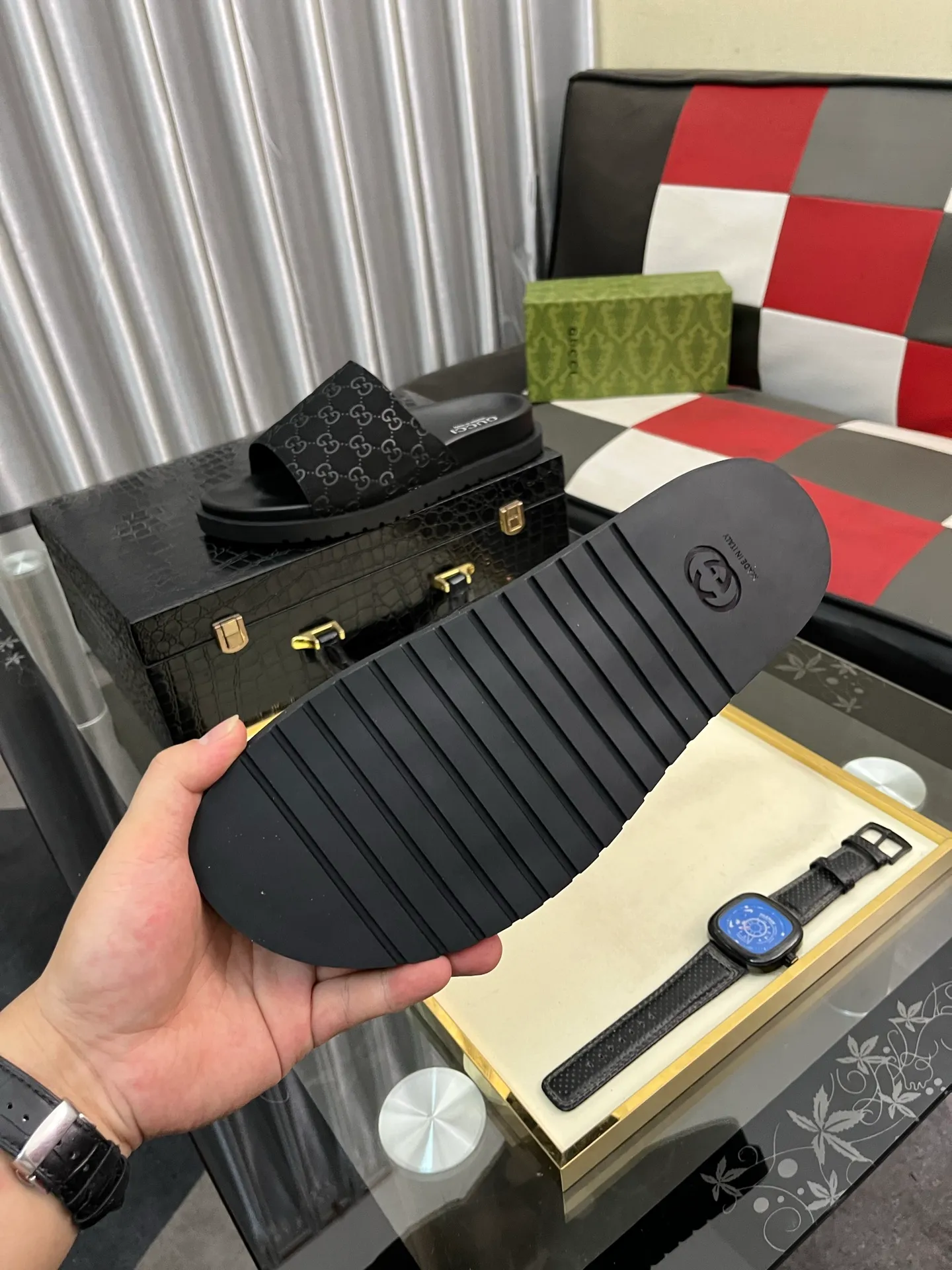 Men's shoes 💰320⌚️⌚️ (gucci-Gucci) New men's slippers, high-end boutique, made of cowhide, with exquisite embossed logo decoration on the upper, fine workmanship, super soft soles, casual, loose and comfortable, a must-have in summer! \nsize：38-44